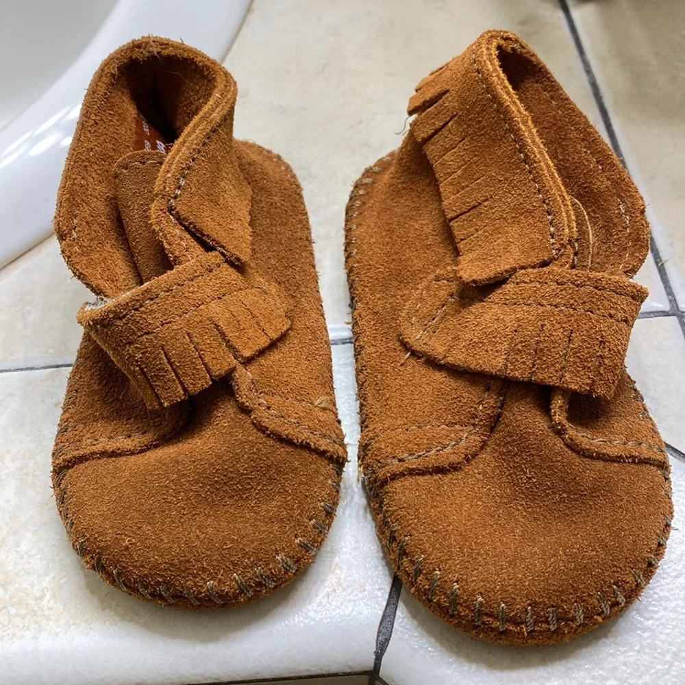 Soft Minnetonka fringe booties